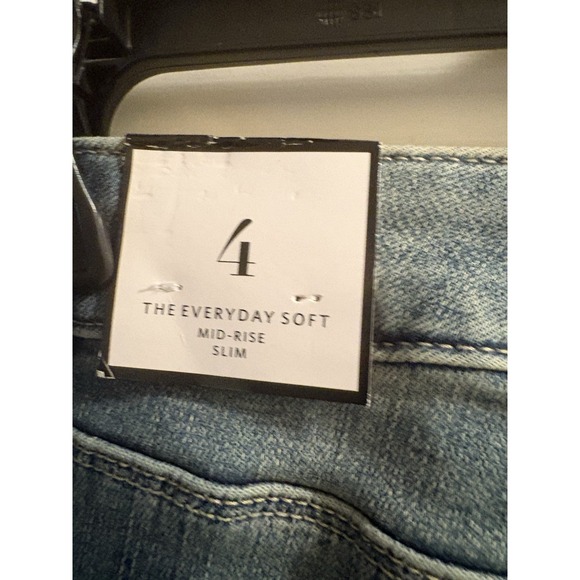 White House Black Market Jeans Mid Rise Slim Fit Size 4 Light Wash Distress NWT - Picture 4 of 6